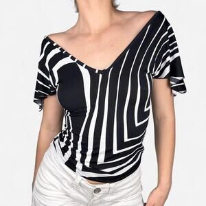 Black white y2k geometric print short sleeve v neck top